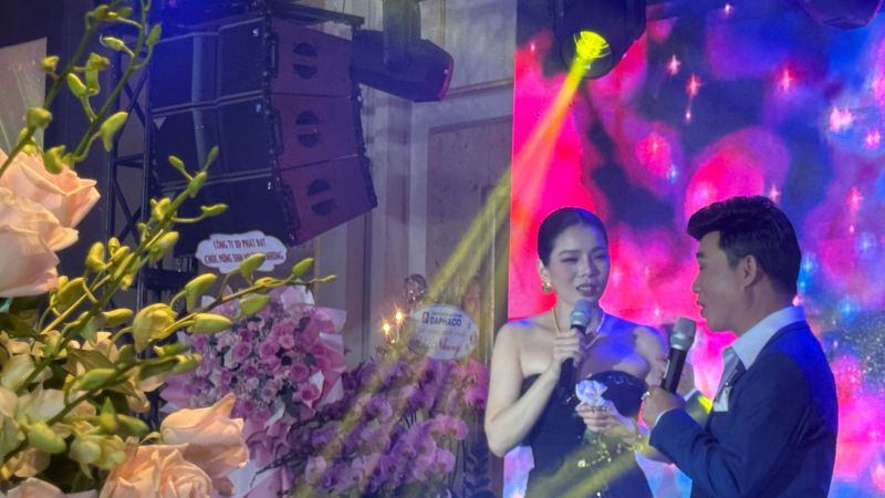 Micro Soundmark D89 được ca sĩ Quanh Linh Và Lệ Quyên sử dụng