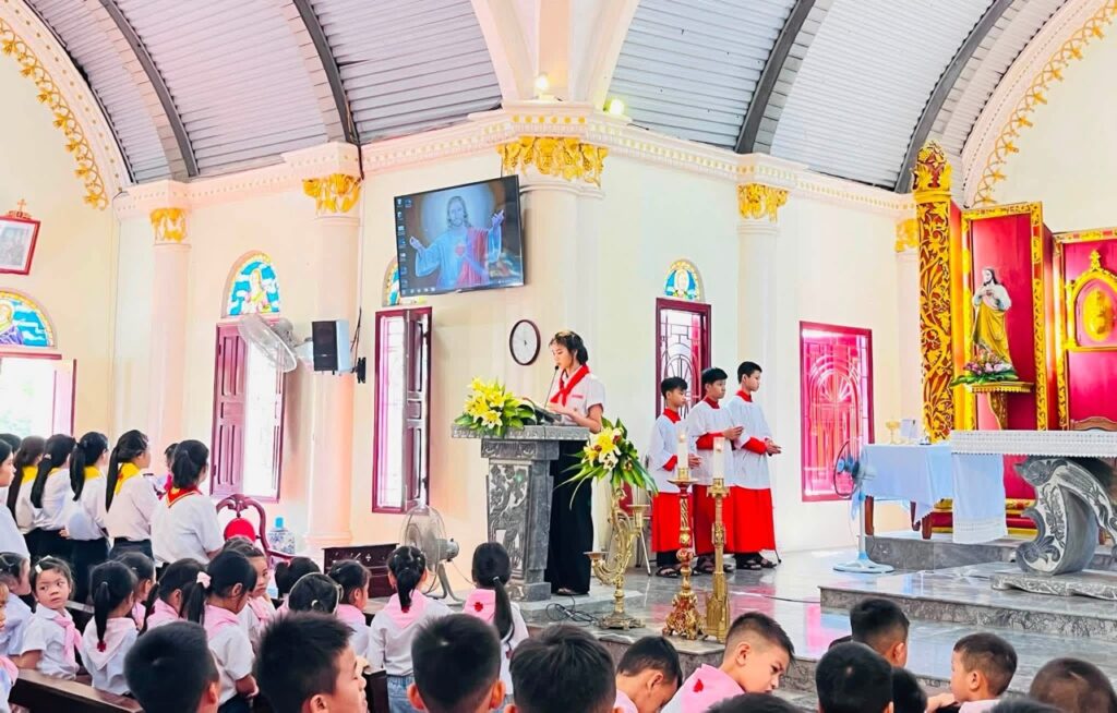 hệ thống loa treo tường và micro cổ ngỗng