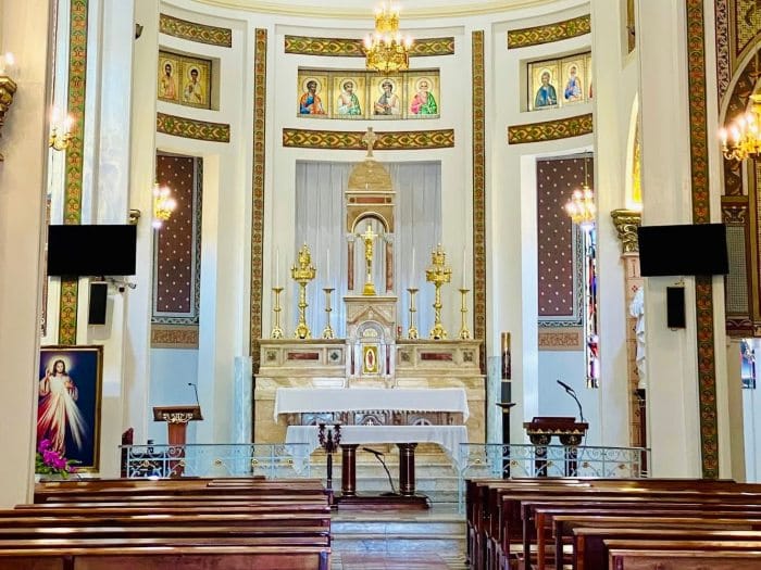 không gian nhà thờ có tivi, loa và micro không gian nhà thờ có tivi, loa và micro