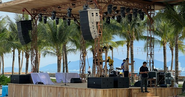 hệ thống loa line array tại bãi biển