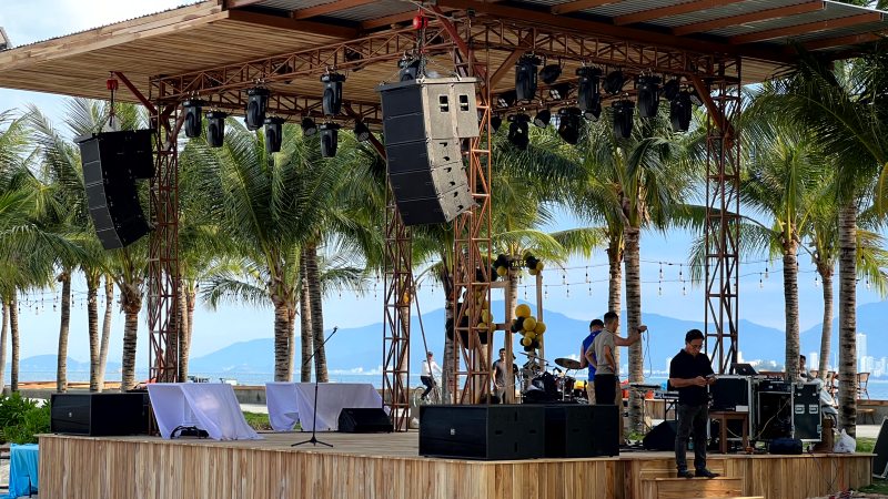 hệ thống loa, sub, tủ máy, đèn cho bar ngoài trời