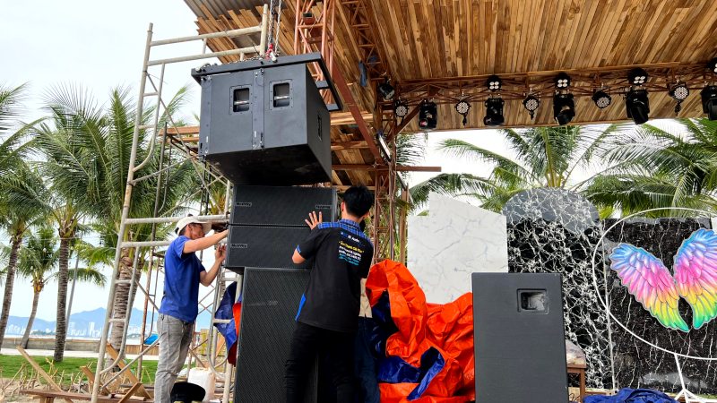 DXaudio đang lắp đặt hệ thống loa cho bar ngoài trời