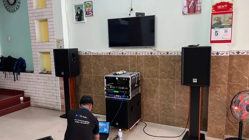 DXaudio đang tiến hành lắp đặt hệ thống karaoke tại nhà DXaudio đang tiến hành lắp đặt hệ thống karaoke tại nhà