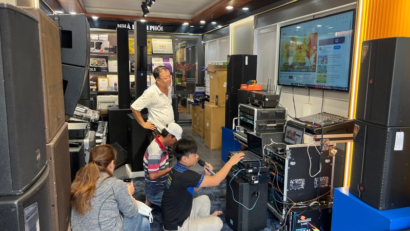kiểm tra dàn karaoke tại showrom