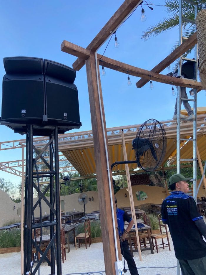 chân loa cao 2m giúp loa qha a15 bao phủ không gian ngoài trời