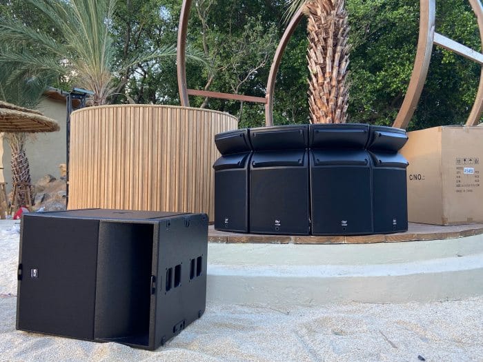 Bên trái loa Qha Ks21 và 4 loa Qha A15 bên phải