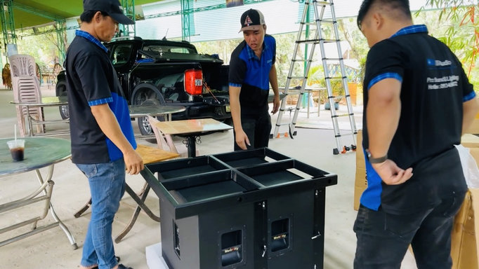 DXaudio đang vào khung treo loa DXaudio đang vào khung treo loa