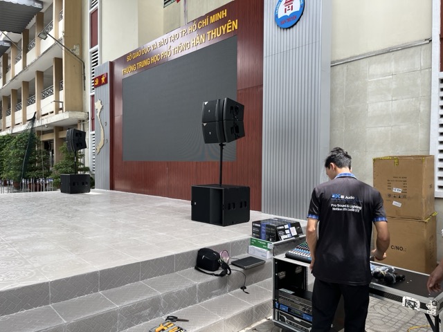 sân khấu tại Trường THPT Hàn Thuyên, TP.HCM