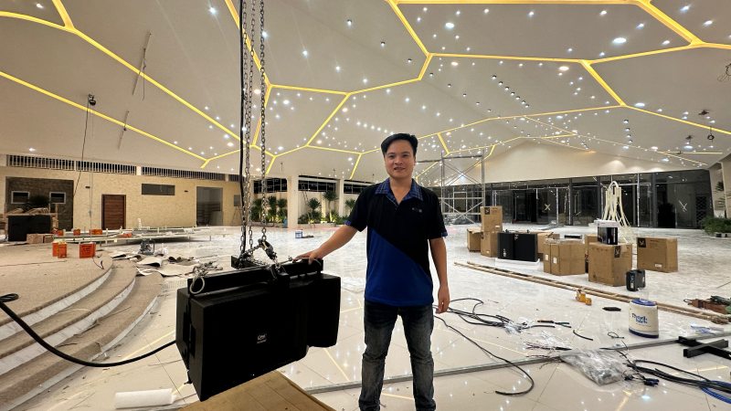 nhân viên DXaudio đang thực hiện treo loa