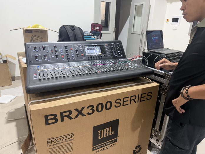 bàn mixer và loa JBL