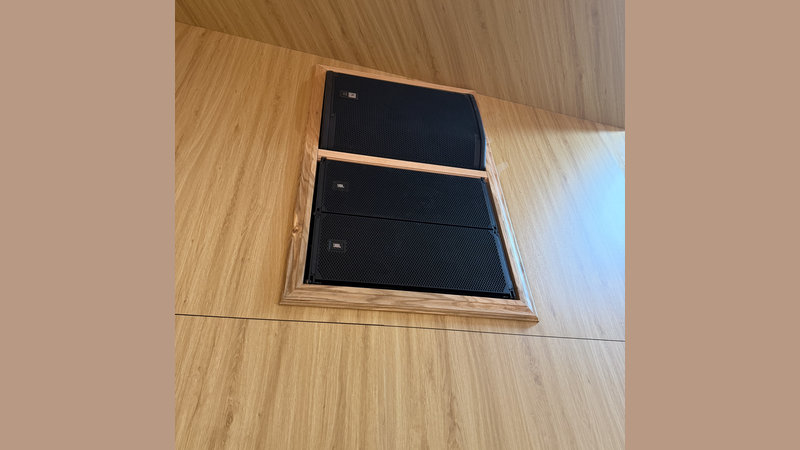loa line array JBL được gắn trong các hốc sân khấu