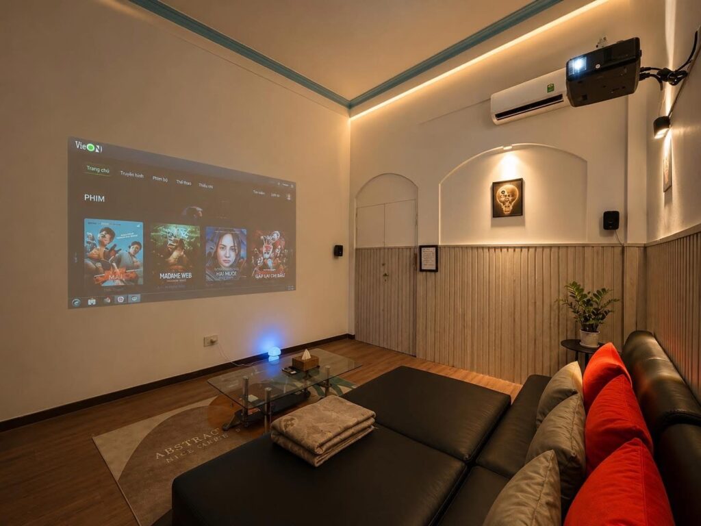 hệ thống thiết bị trong 1 phòng chiếu phim